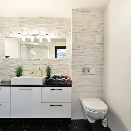 Kahe Magamistoaga Ja Suure Elutoaga 3-toaline Korter Vaatega Tallinna Aerikeskusele 公寓 塔林