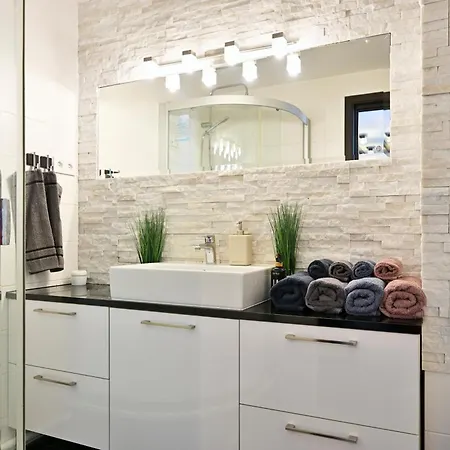 Kahe Magamistoaga Ja Suure Elutoaga 3-toaline Korter Vaatega Tallinna Aerikeskusele 公寓 *